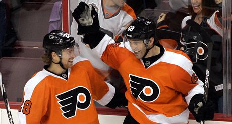 PARÁCI. Jaromír Jágr a Claude Giroux slaví trefu  Philadelphie. 