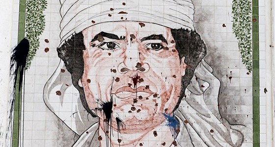 Muammar Kaddáfí. V ervnu 2011 byl obvinn ze zloin proti lidskosti, kterých...