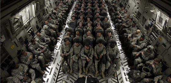 Písluníci americké pchoty odlétají z Iráku. (30. listopadu 2010)