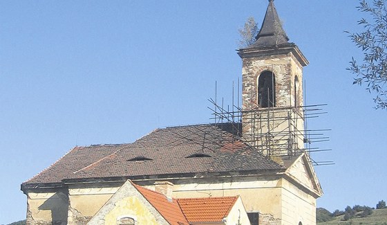 Katolická církev nemla na opravu vesnického kostela ve Stranné peníze. Není to