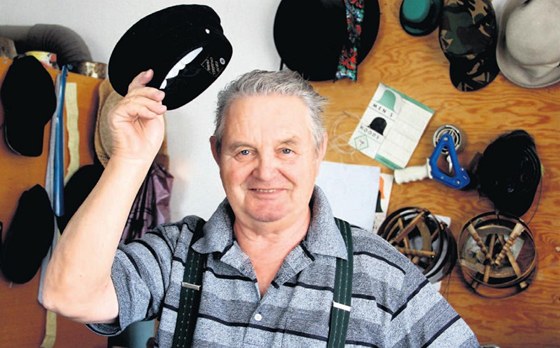 Z dílny Stanislava Chudárka vycházejí rzné druhy klobouk.