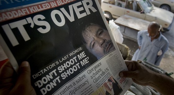 "Je konec," píí tvrtení noviny k dopadení Muammara Kaddáfího. (21. íjna...