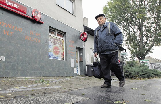 Dvee z ulice jsou zavené, do slatinské herny se vchází za rohem.