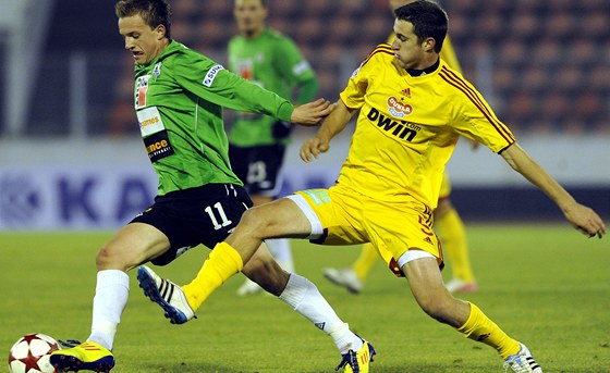 JABLONEC VPEDU. Stejn jako v tomto souboji jabloneckého Jana Kopice (vlevo) s