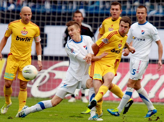 Momentka z posledního ligového zápasu mezi Ostravou a Duklou, který skonil vítzstvím praského týmu 2:1.