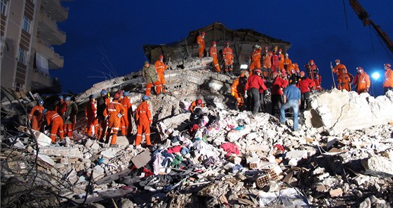 Záchranái ve mst Ercis pracují dnem a nocí a snaí se jet najít peiví niivého zemtesení. (25. íjna 2011)