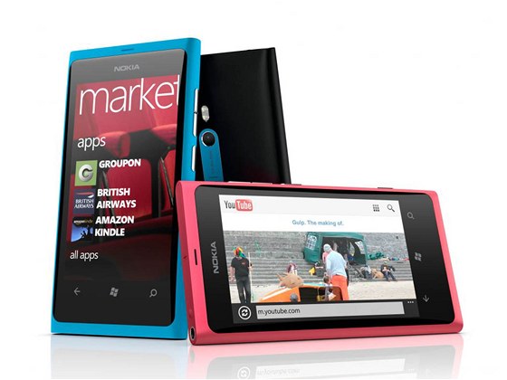 Nokia Lumia 800 ve tech barevnch variantch. Telefon bude stt nedotovan 12...