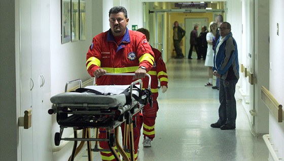 Zábava dtí z Ostravy skonila smutn. Popálenou dívenku odvezli do nemocnice záchranái. (Ilustraní foto)