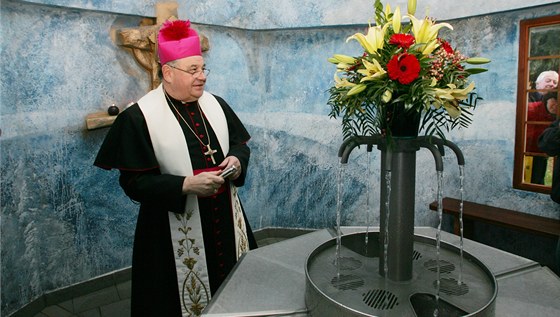 Arcibiskup Dominik Duka poehnal obnovený prameník bloveské kyselky Ida v