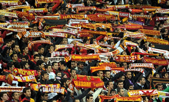 V KOTLI. Fanouci Galatasaraye Istanbul a jejich povinná výzbroj, ály v