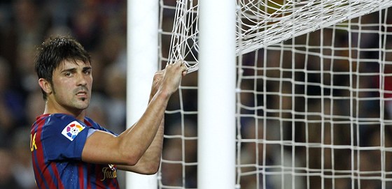 ZMAR Barcelonský útoník David Villa bhem zápasu se Sevillou, v nm Barcelona