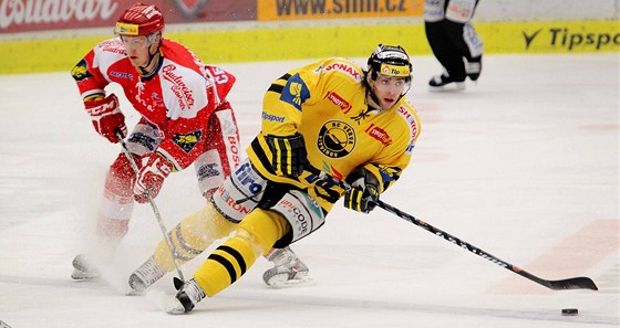 DOPEDU. S pukem na hokejce útoí litvínovský hokejista Robin Hanzl. Jeho tým