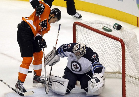 VYRAZÍ? Ondej Pavelec, eský branká ve slubách Winnipegu, se snaí