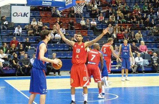 Chester Tre Simmons z Nymburku v utkání proti CSKA Moskva