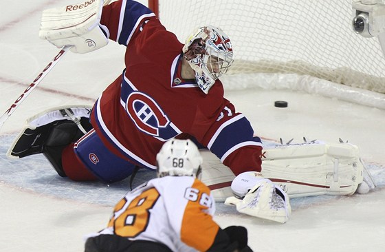 JE TAM GÓL. Montrealský branká Carey Price práv kapituloval po stele