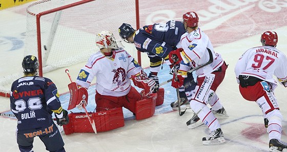 Po akci libereckých hokejist Lukáe Vantucha a Michala Bulíe puk za zády