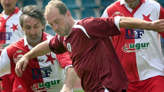 Roman Kukleta ze Sparty (vpravo) a Pavel Medynský ze Slavie ve finálovém utkání na praské Julisce, kde se 1. ervence uskutenil fotbalový turnaj internacionál Legendy 2007.