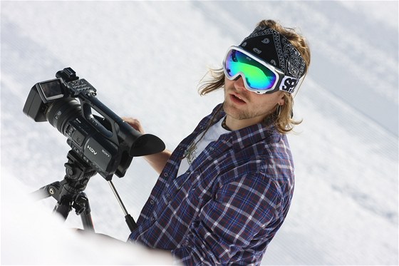 Kameraman Martin Vrbický natáel na Aljace film o svém kamarádovi, freeridovém lyai Kaletovu. Místo toho ale vnikl dokument o ekání na sníh.
