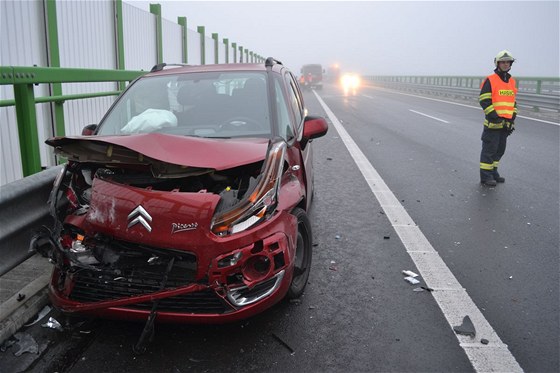 Na namrzlé silnici R6 u Kynperka nad Ohí dolo v pátek ped sedmou hodinou