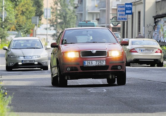 Zdevastovanou silnici na Mattoniho a Drahomíin nábeí eká rekonstrukce.