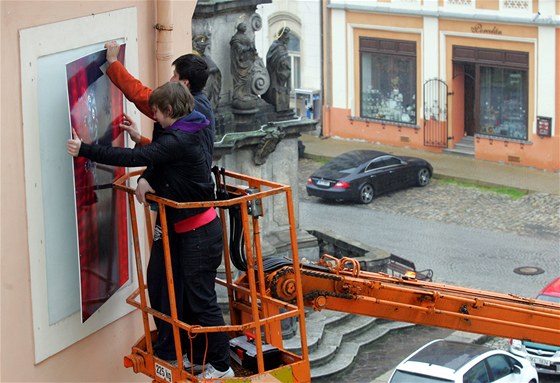 Instalace obraz do zaslepených oken v Lokti, který se zmní v galerii pod...