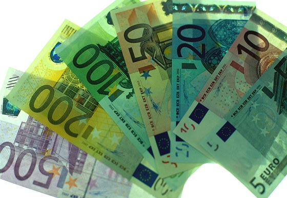 Falená eura poutla do obhu tyiadvacetiletá ena v Ai. Hrozí jí za to osm let vzení. Ilustraní snímek