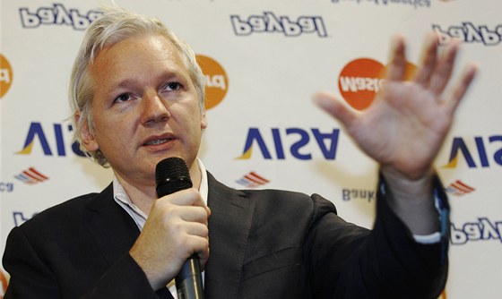 Zakladatel WikiLeaks oznamuje ve Velké Británii, e server musí pozastavit vydávání tajných dokument.