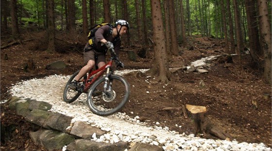 Rychlebské stezky (na snímku) lákají bikery z celé republiky. S jejich tvrím týmem spolupracují pi stavb nových trail napíklad i Trojanovití a Frentáttí.