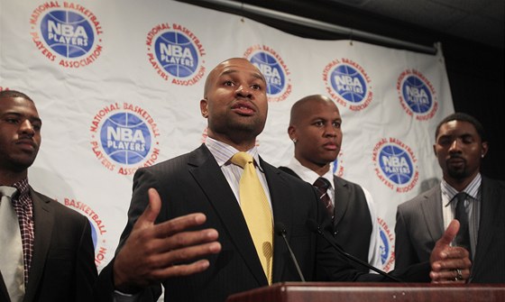 Derek Fisher coby první mu hráské asociace NBA hovoí k novinám.