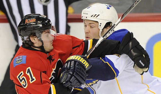 Roman Horák (vlevo) z Calgary Flames se petlauje s Kentem Kuskinsem ze St.