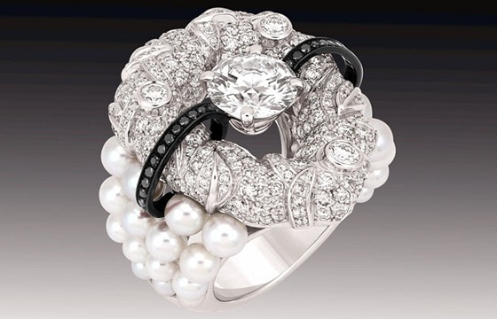 Prsten Nuage de Glace z bílého zlata s 2,5 karátovým diamantem ve stedu, 281 bílými a 28 ernými diamanty a 32 perlami, Chanel Fine Jewelry