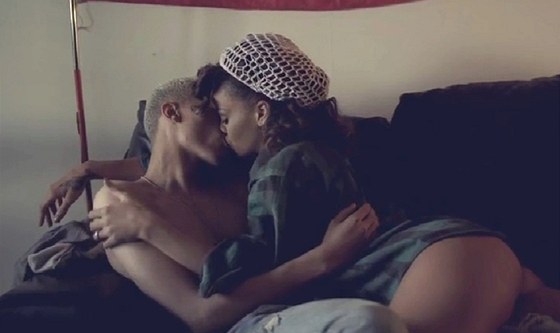 Rihanna a Dudley O'Shaughnessy v klipu We Found Love