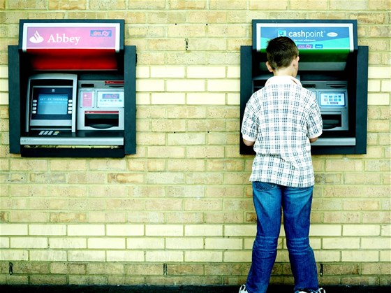 S ádnou z dtských karet nelze platit na internetu, ale nkdy mohou dti vybírat i z bankomat v cizin. Ilustraní snímek