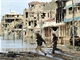Vojci libyjsk Pechodn nrodn rady b ulic rozbombardovanho Kaddfho