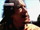 Muammar Kaddáfí v rukou libyjských rebel (21. íjna 2011)