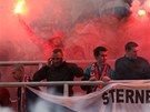 Na konci utkání zapálili fanouci Zbrojovky Brno svtlice, v ochozech bouchaly