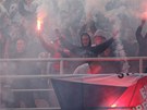 Kotel domácích slaví zapálenými svtlicemi bojovné utkání, v ní Zbrojovka Brno
