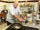 Zdenk Pohlreich pomáhá U Zbhlíka v kuchyni vychytat nedostatky, které lépe
