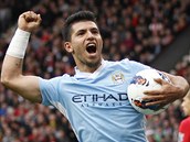 GL. Sergio Aguero, tonk Manchesteru City, oslavuje trefu do st mstskho