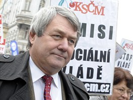 Demonstraci proti vldnm reformm podpoil tak pedseda KSM Vojtch Filip.