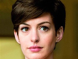 Romantika (Anne Hathaway).