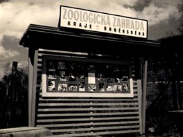 Nástnka poblí vchodu do zoo v 50. letech.