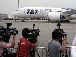 Boeing 787 znm tak jako Dreamliner po pistn na letiti v Hongkongu (26.