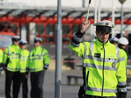 Okolí pardubické arény dopoledne ozáily policejní vesty a jejich mnoství...