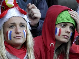 Francouzské fanynkyna stadionu v Toulouse po finále ragbyového ampionátu. Doma