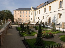 "Zahrady na mstských hradbách lidé najdou za univerzitními budovami rektorátu...