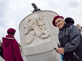 "Byla jsem tady jako dve," zazvzpomínala si ped pomníkem dáma v baretu.