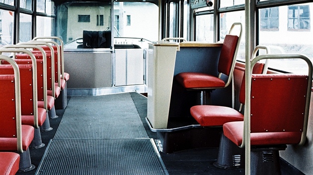 Jedna z prvnch sri tramvaj typu T3 byla vybavena koenkovmi sedadly. Od nich se poslze upustilo a nahradila je lamintov. Kabina idie nebyla od prostoru pro cestujc oddlena tak, jako je tomu dnes.