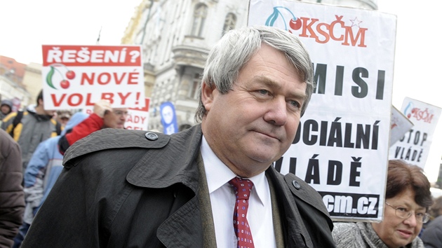 Demonstraci proti vládním reformám podpořil také předseda KSČM Vojtěch Filip. Demonstraci proti vládním reformám podpořil také předseda KSČM Vojtěch Filip.