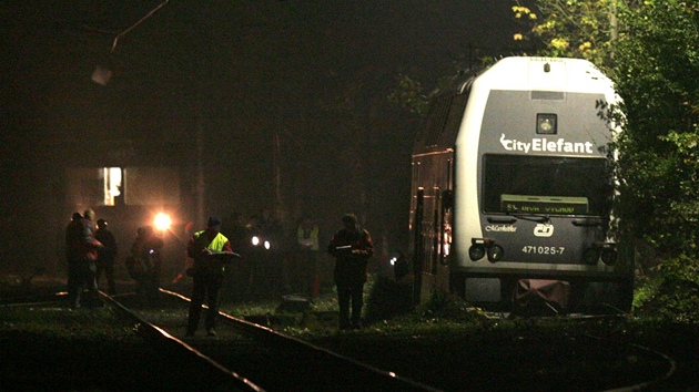 Osobn vlak vykolejil mezi ostravskmi stanicemi Svinov a Vtkovice. (22. jna 2011)